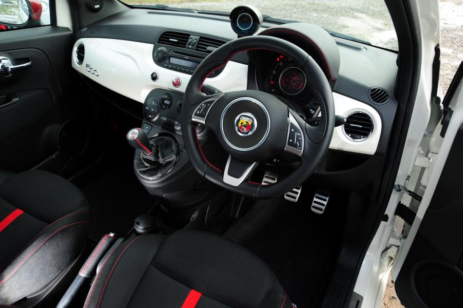 Торпедо Abarth 500 esseesse 2009 года  (UK) (фото 21 из 29)